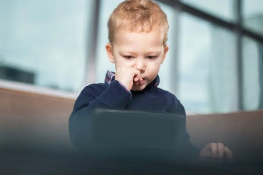 Bambini sui social: ecco qual è l’errore in cui cadono tante mamme