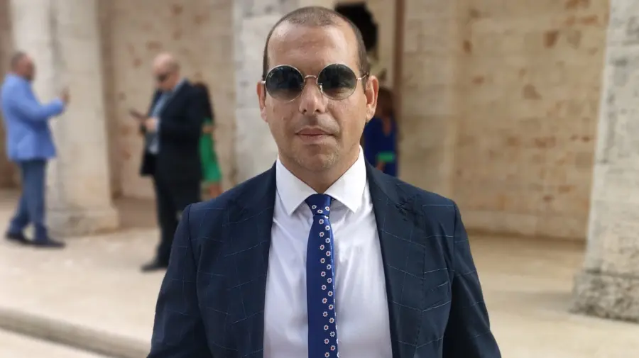 Ritrovata l'auto rubata del poeta in vacanza